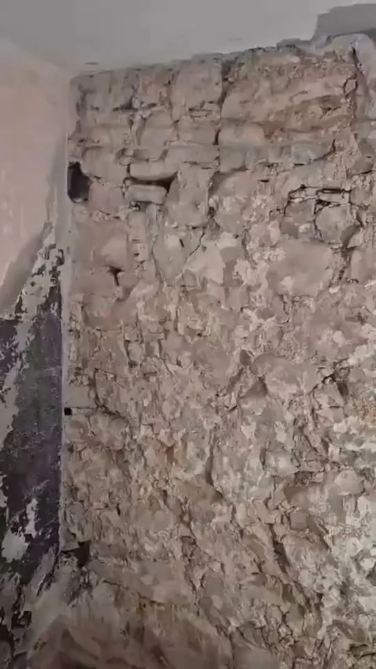 Kameni zid nakon skidanja starog sloja