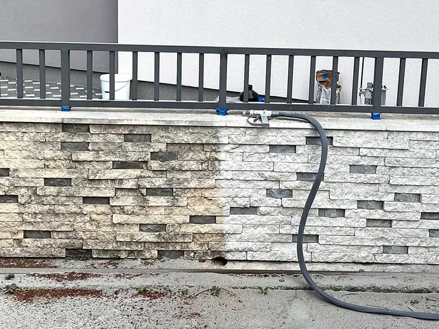 Kameni zid na pola očišćen pjeskarenjem